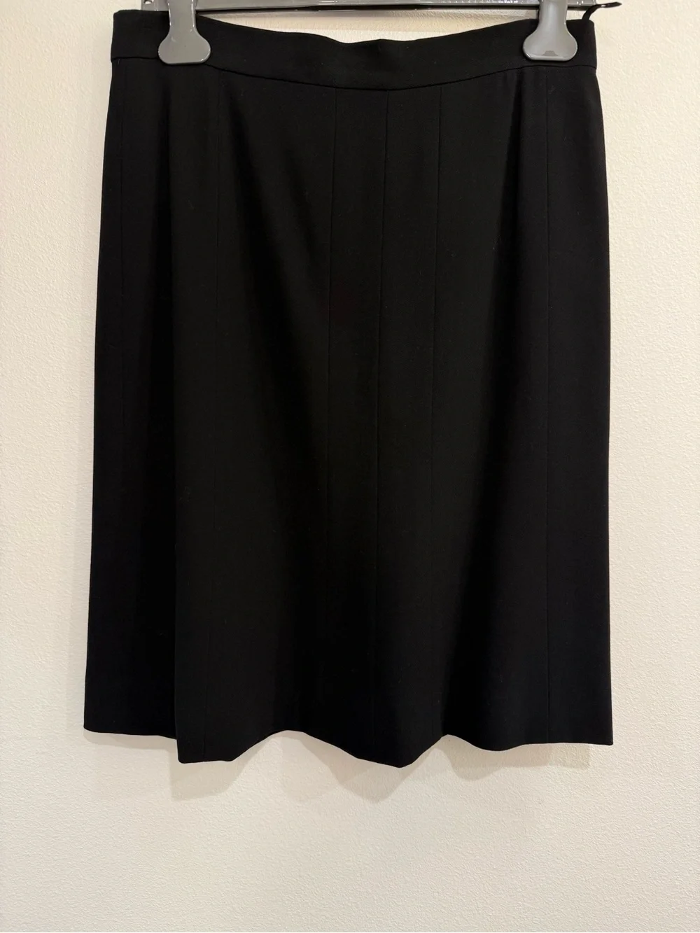 Stunning vintage CHANEL Black Tailored Women's blazer and skirt suit set